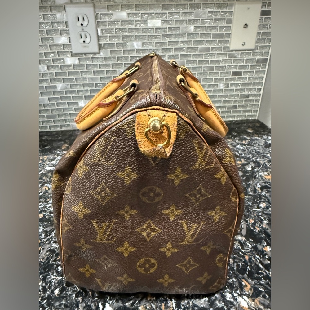 LOUIS VUITTON Speedy 30 
Monogram Satchel with COA - Picture 8 of 13